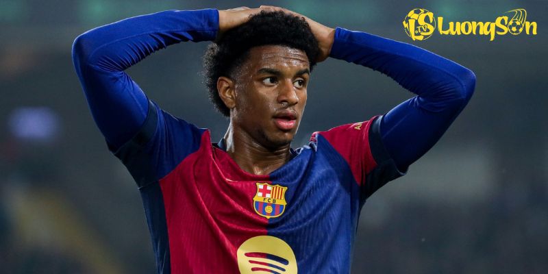 Alejandro Balde gục ngã trên sân sau pha va đầu với Gomez